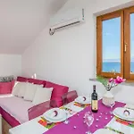 Appartement Awesome In With Wifi Njivice