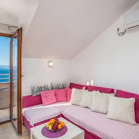 Cozy In Нивице