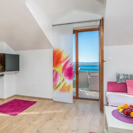 Daire Amazing In With House Sea View Njivice